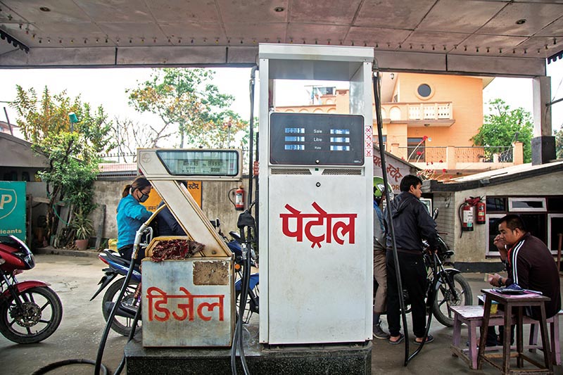 बढ्यो पेट्रोल, अब पेट्रोल १७८ रुपैयाँ