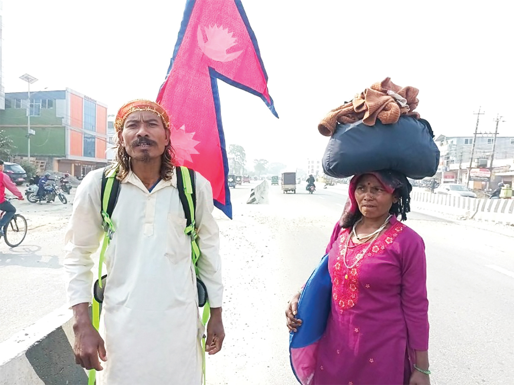 जो पूर्व-पश्चिम राजमार्गमा उल्टो हिँड्दै