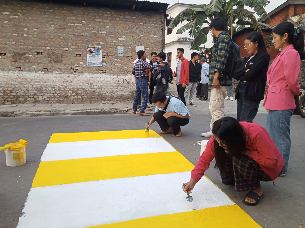 समाजवादी विधार्थिले बनाए जेब्रा क्रसिङ