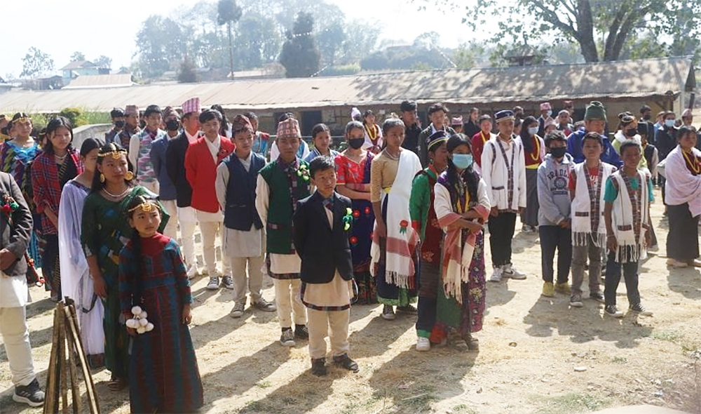 जहाँ शिक्षक र विद्यार्थी आफ्नो जातीय पोशाकमा भेटिन्छन्