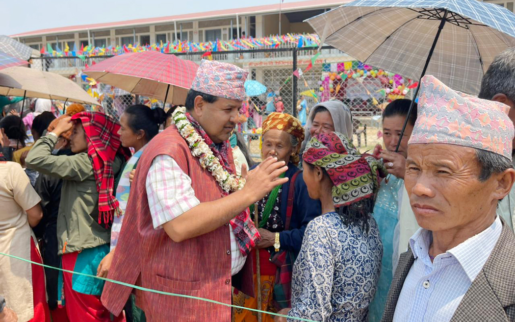 सांसद शर्माले अति विपन्नलाई मिलाइदिए एक वर्षसम्म निःशुल्क उपचार