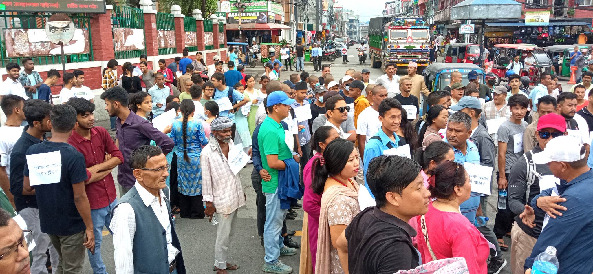 धरानमा डाक्टर, विद्यार्थी र कर्मचारी धराने जनतासँगै सडकमा ओर्लिए