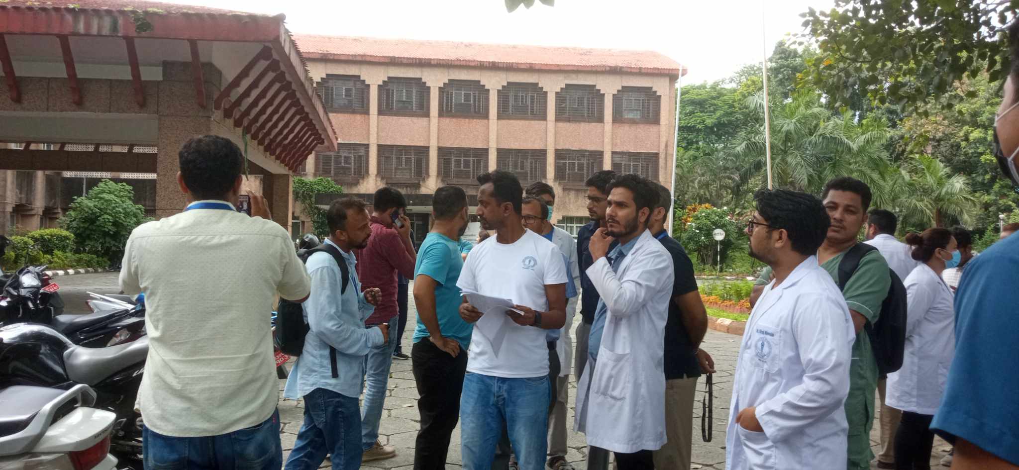 केन्द्रको निर्देशन नआएसम्म सेवामा नफर्किने भन्दै अझै धरानको बीपी प्रतिष्ठानका डाक्टर आन्दोलनमा