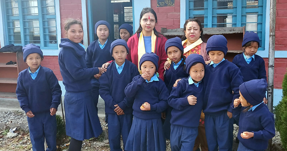 धरानको दुर्गम क्षेत्रका विद्यार्थीलाई न्यानो कपडा, जुत्ता-मोजा