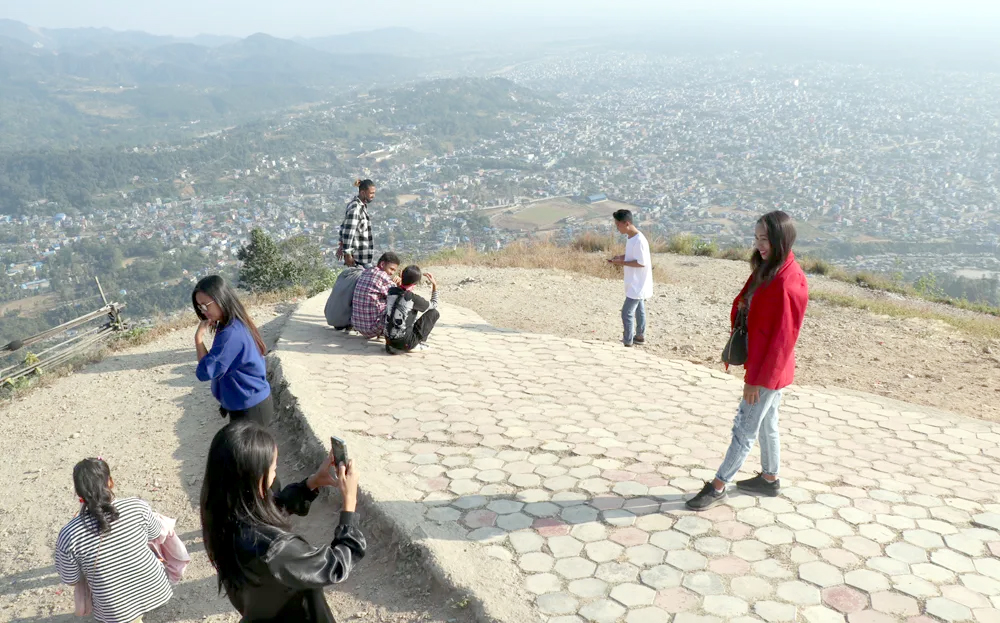 मन भुलाउने गन्तव्य धरानको चिन्डेडाँडा, तर सडकको हालत उस्तै