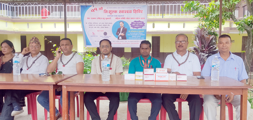 धरान-१४ वडाका बासिन्दालाई पेट निःशुल्क जाँच्दै धराने डाक्टर