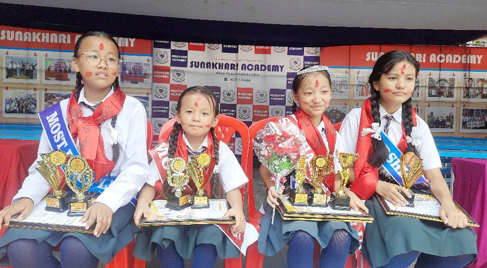 धरानको सुनाखरी एकेडेमीका छात्रछात्राले नगदसहित उपाधि जितेपछि सम्मान