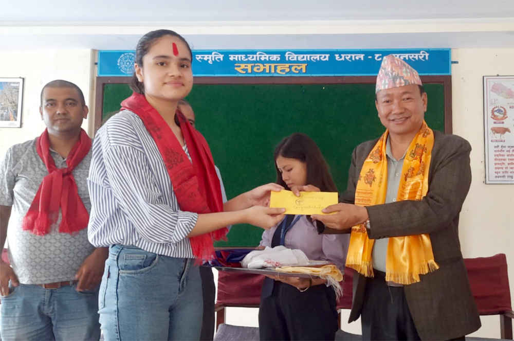 धरानमा बोलेर जित्नेलाई उपमेयर बेघाद्वारा नगद प्रदान