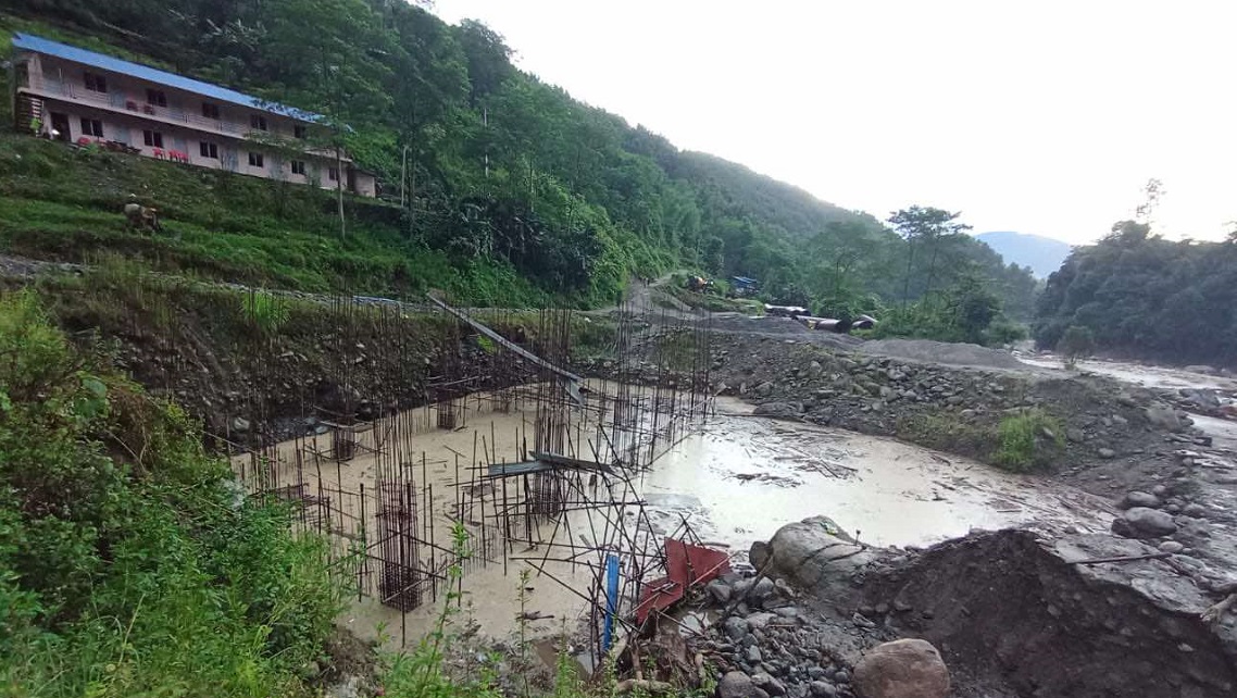 भोजपुरमा जलविद्युत् आयोजनामा काम गर्ने २ युवकलाई बाढीले बगायो