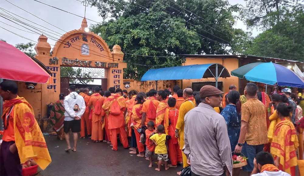 धरानको पिण्डेश्वरमा ४२ वर्षदेखि निरन्तर बोलबम, पहिलो सोमबार भक्तजनको घुइँचो