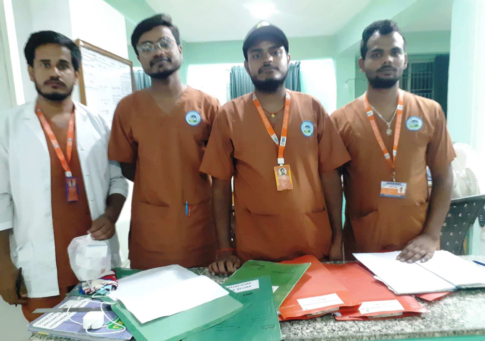 मानसिक बिरामीको उपचार गर्दै पुरुष नर्सहरू