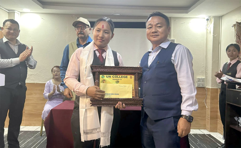 धरान टप गर्ने विद्यार्थीलाई नगदसहित सम्मान