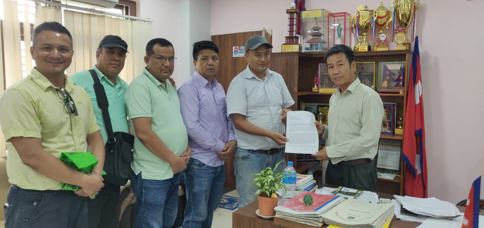 जबरजस्ती कर असुलेको भन्दै तालाचाबी नगरपालिकालाई बुझाउँछौं भन्दै आए व्यवसायीहरू