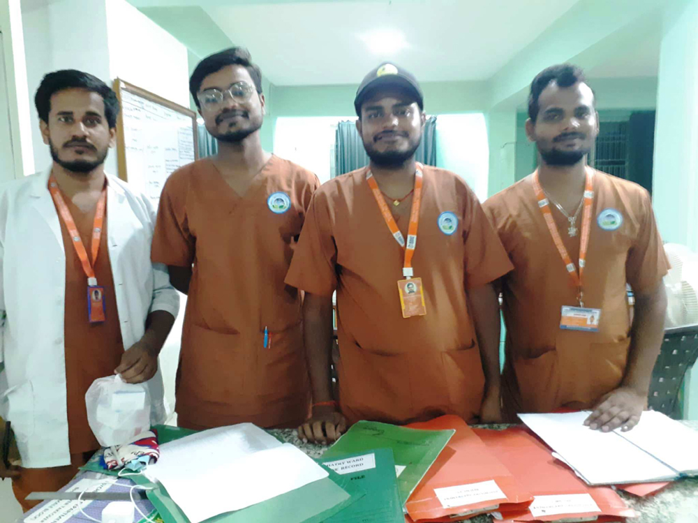 मानसिक बिरामीको उपचार गर्दै पुरुष नर्सहरू