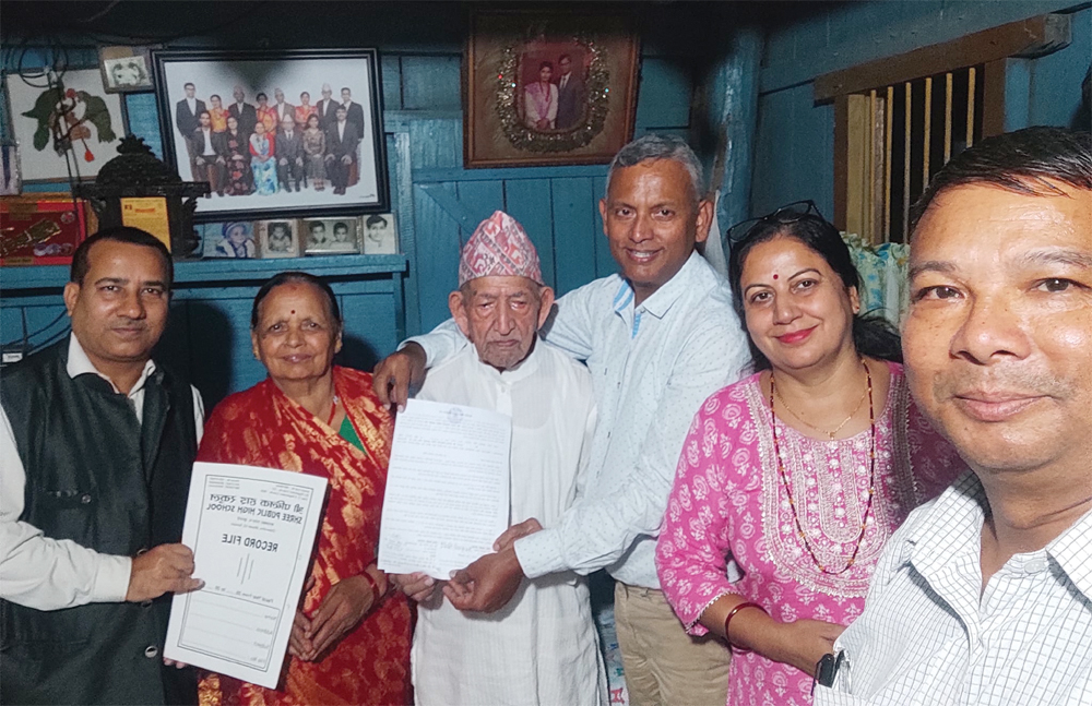 छोरा पढेको धरानको पब्लिक हाइस्कुलमा आमाबुबाले ६ लाख ५१ हजारको अक्षयकोष स्थापना