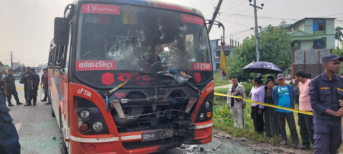 धरान आउँदै गरेको बसको ठक्करबाट मोटरसाइकल चालकको मृत्यु, आक्रोशित भीडले जलायाे बस