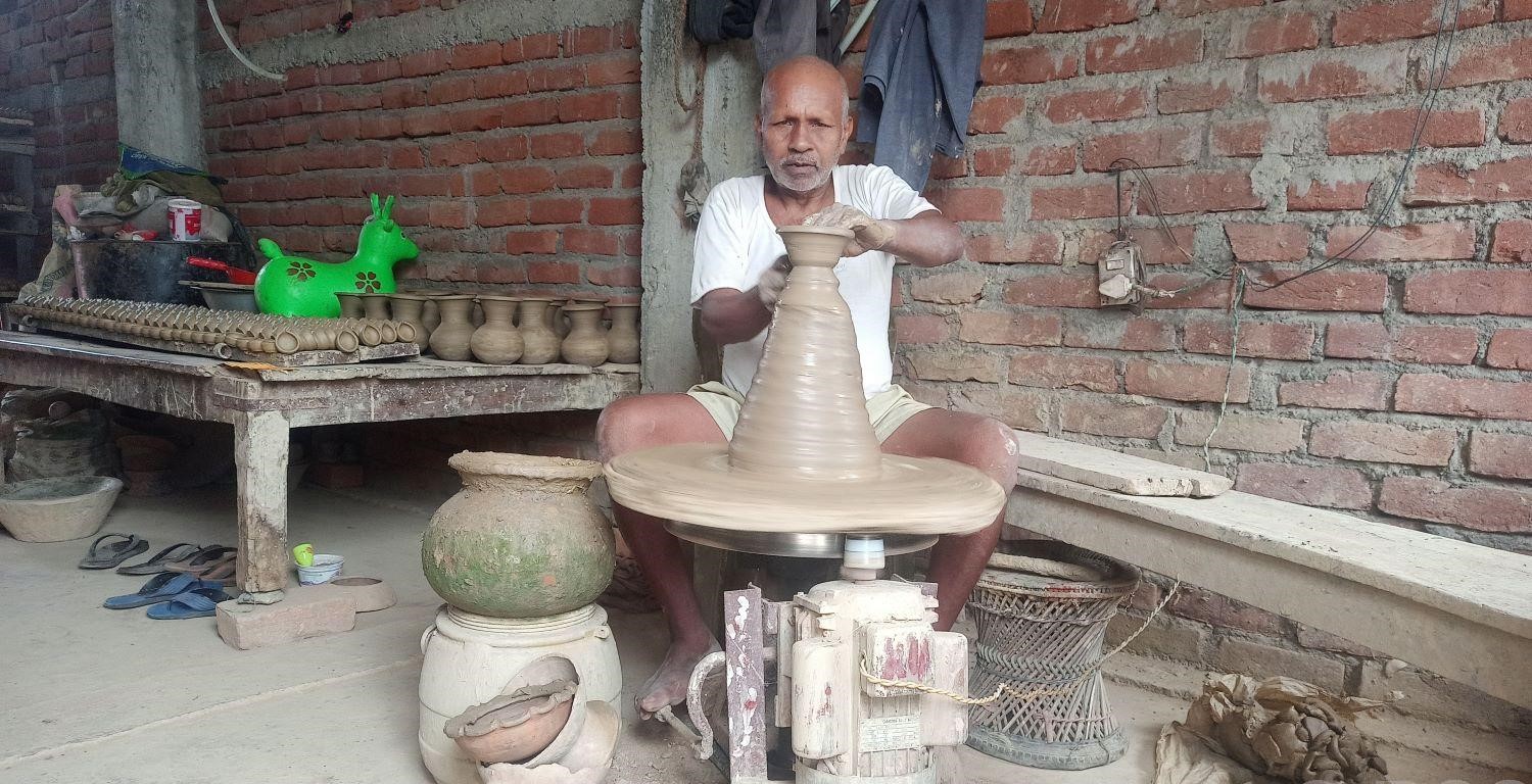 सनसरीमा तिहार र छठ पर्वलाई माटोका भाँडा बनाउन भ्याइनभ्याई