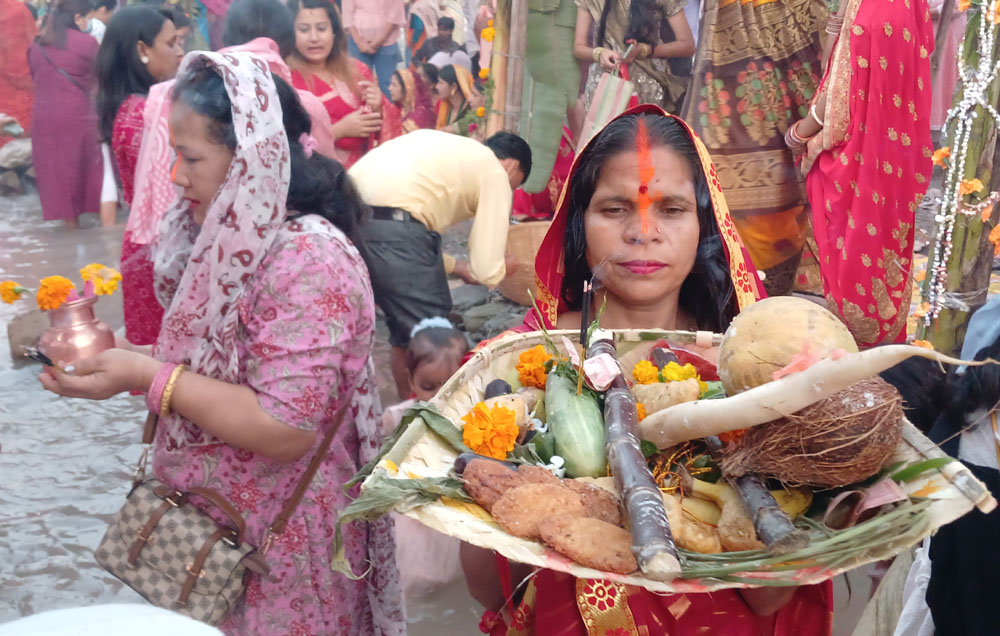 उदाउँदो सूर्यलाई अर्घ्य अर्पणसँगै सकियो छठ