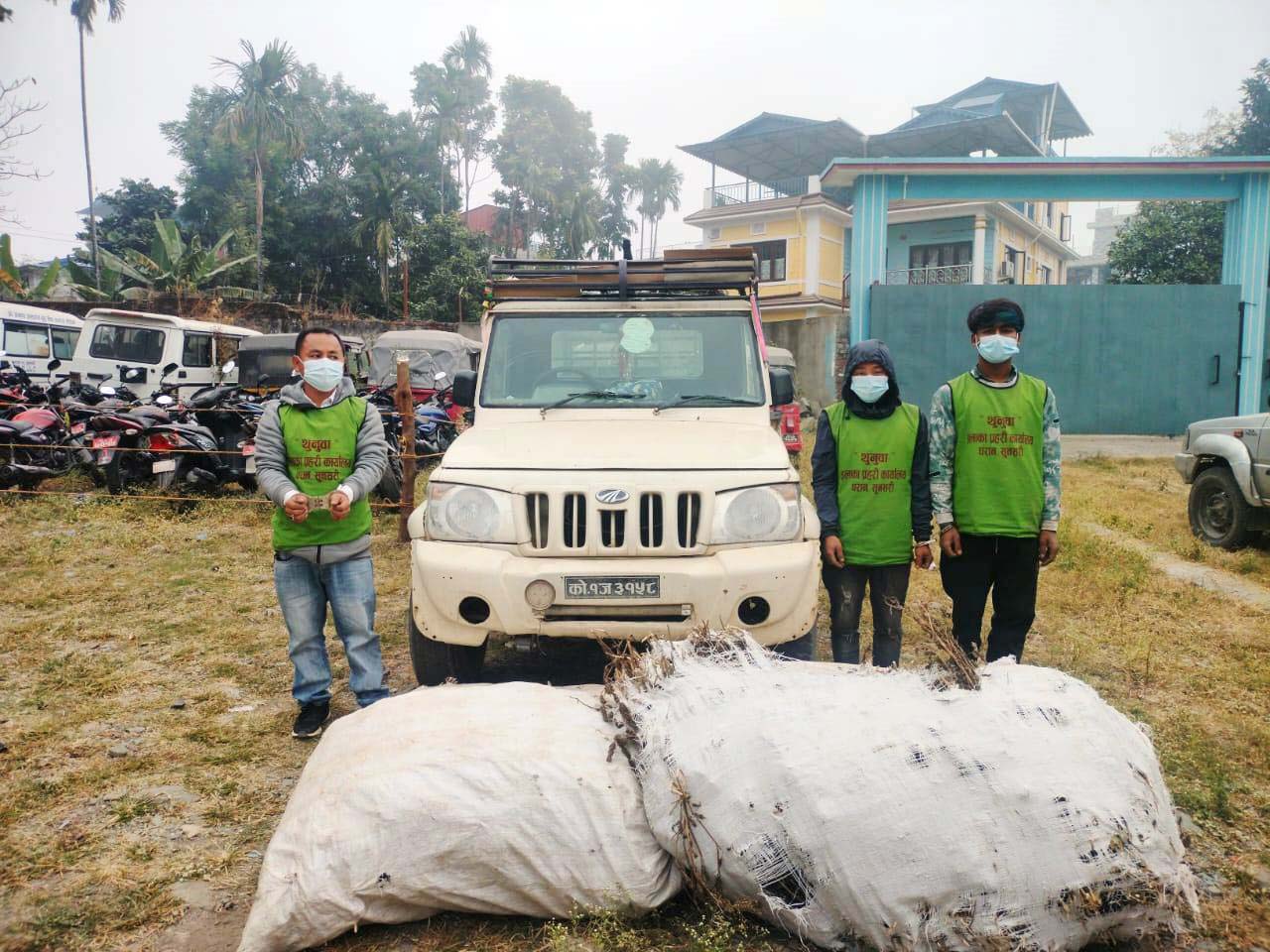धरानमा गाँजा राखेको बोरा भीरबाट खोलामा फाल्दै गर्दा प्रहरीले तीनजना समात्यो