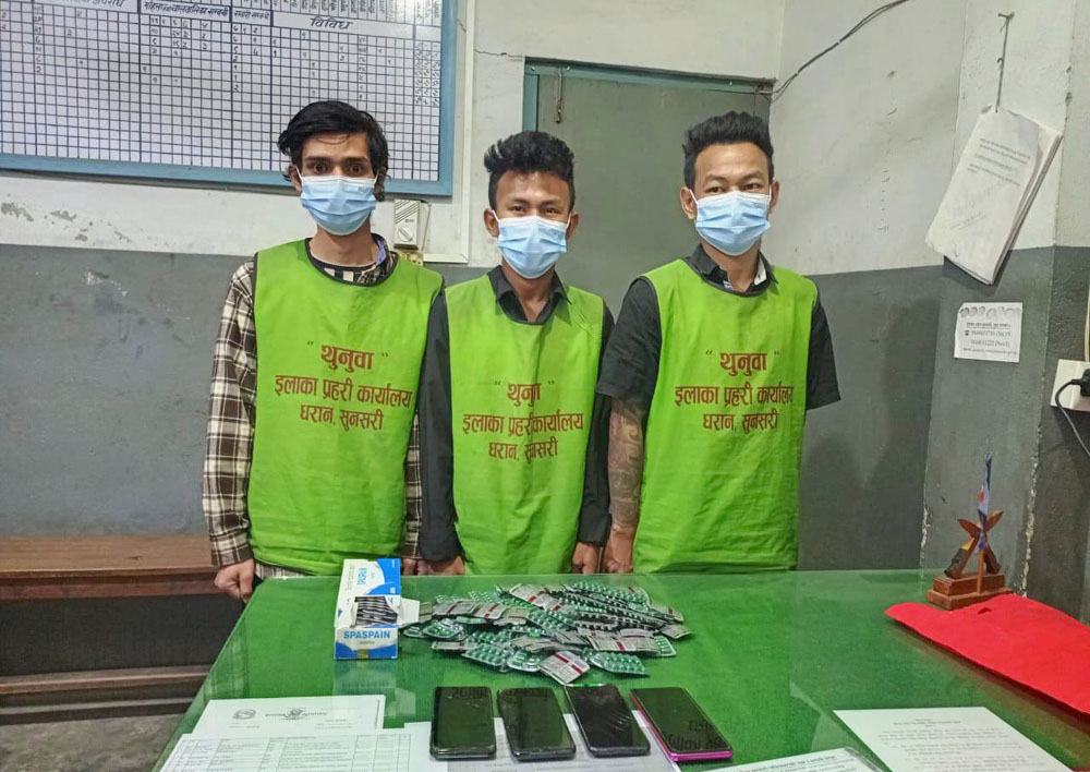 धरान–१५ मा युवाको घरमा लागूऔषध भेट्दा तीनजना समातिए