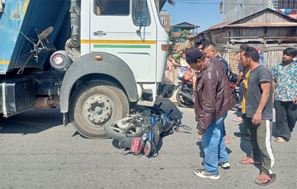 छोराले हाँकेको मोटरसाइकलमा टिपरको ठक्कर, बाबुछोराको मृत्यु