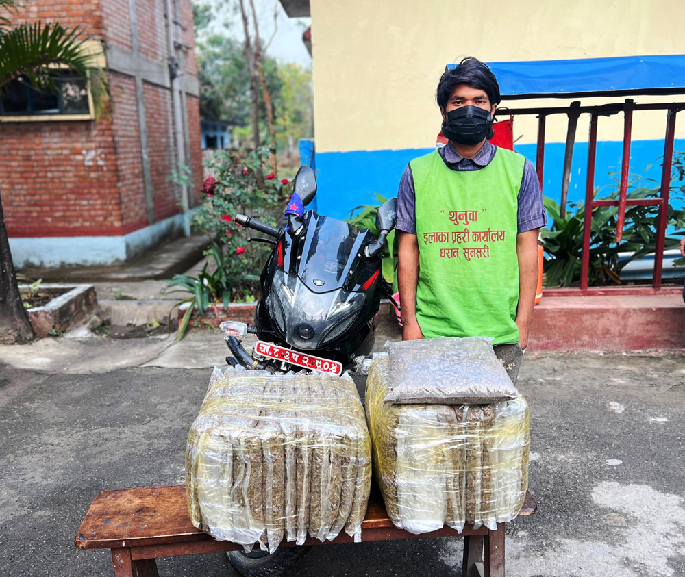 धरानको तीनकुनेमा प्रहरीलाई छल्दै हिँडेका युवा सवार मोटरसाइकल दुर्घटनामा, पछ्याउँदै प्रहरीले गाँजासहित समात्यो युवा