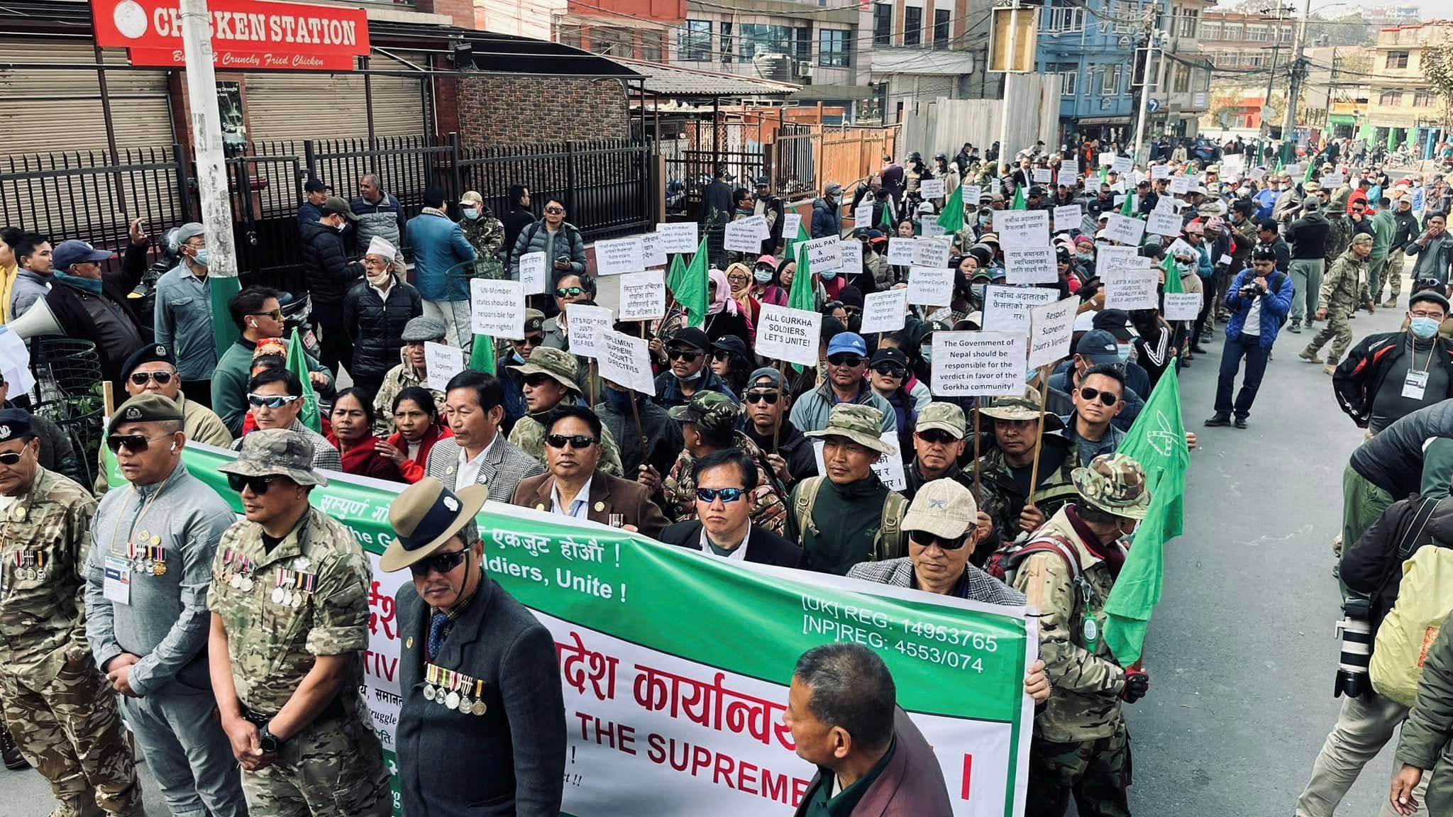 सडकमा पुगे ब्रिटिस गोर्खा भूतपूर्व सैनिक