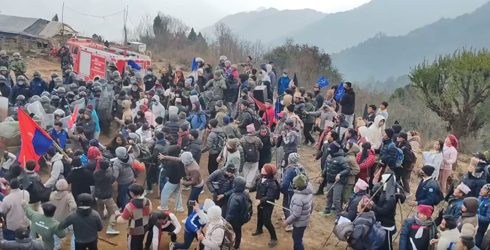 ताप्लेजुङमा ‘नो केबुलकार समूह’ र प्रहरीबीच झडप, अश्रुग्याँस प्रहार