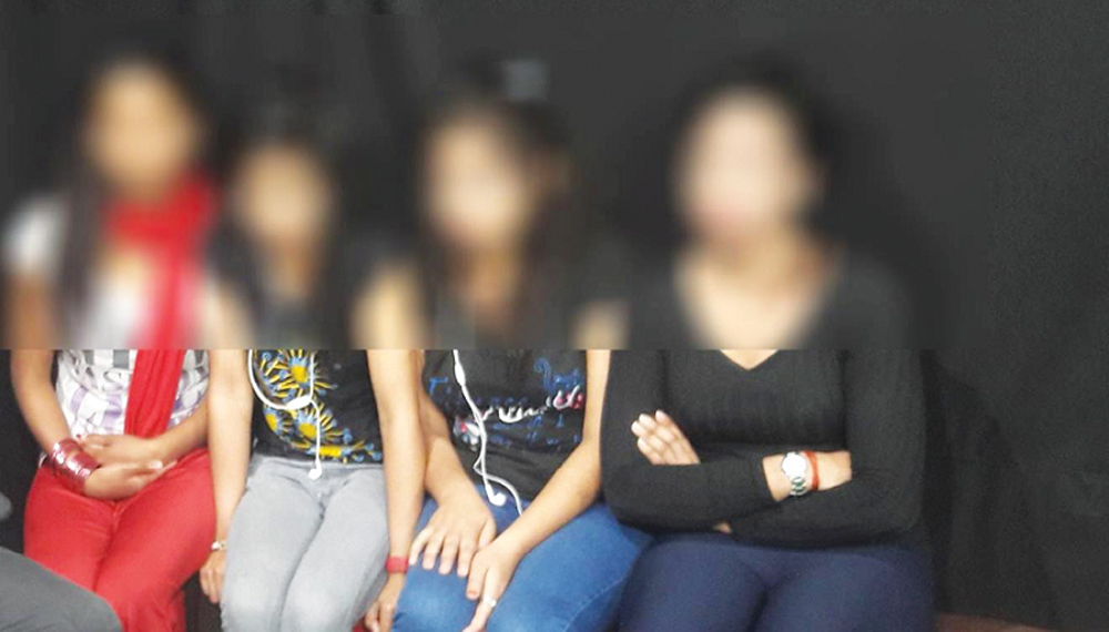 धरानमा ‘यौनधन्दा’ को सुइँको, प्रहरी पुग्दा भागाभाग, भवनबाट हामफाल्दा एक युवती घाइते, होटलमा छापा, १० जना समातिए