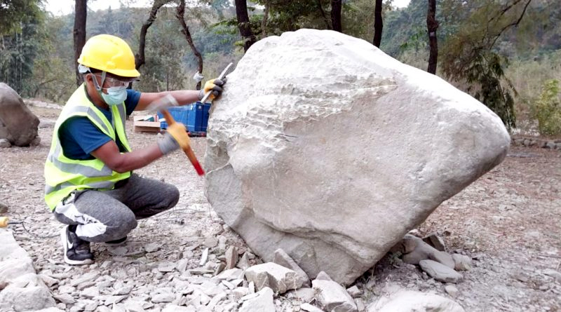 धरानमा ढुंगामा विभिन्न कलात्मक आकृति कुँदिँदै