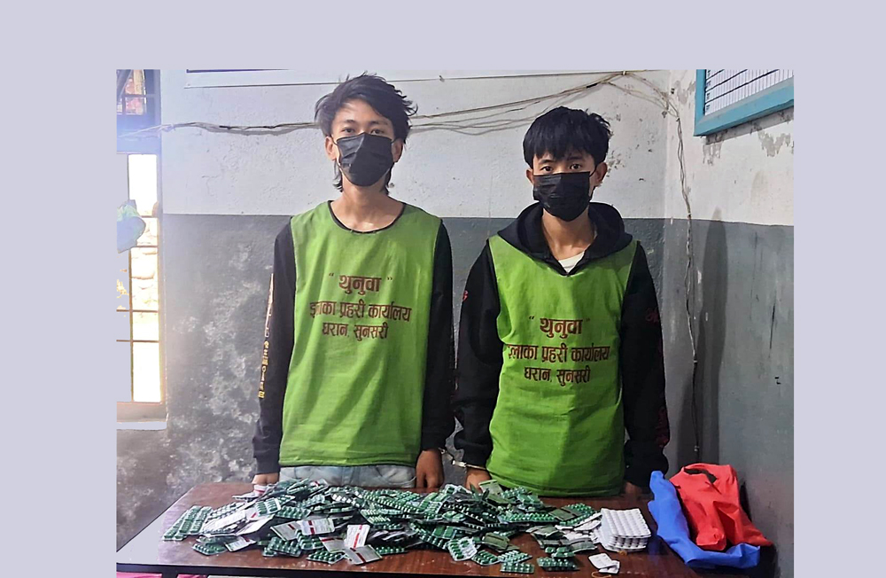 धरानमा बजारे झोलामा लागूऔषध भेटेपछि युवाले पोल खोल्दा दुई युवा समातिए