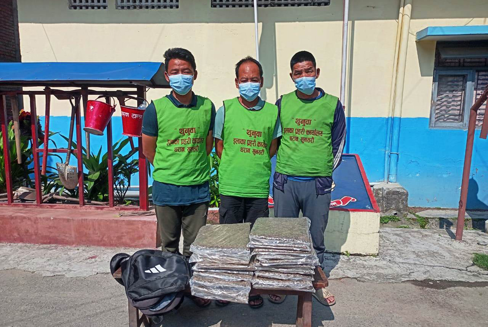 धरानको आँपगाछीबाट अटोमा गाँजा ल्याउँदै गर्दा बाबुछोरासहित तीनजना बाटैमा समातिए