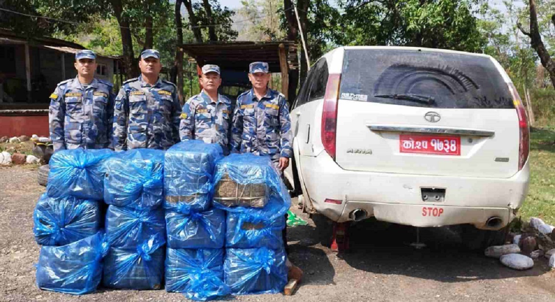 गाँजा बोकेर धरान आउँदै गरेको कार प्रहरीले पछ्याउँदा दुर्घटनामा, चालक भागे, गाँजा बरामद