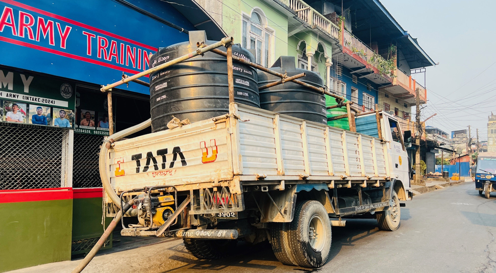 धरानमा ट्याङकरबाट ल्याएको पानी खाली गर्दैगर्दा चटयाङ लागेर दुईजना घाइते