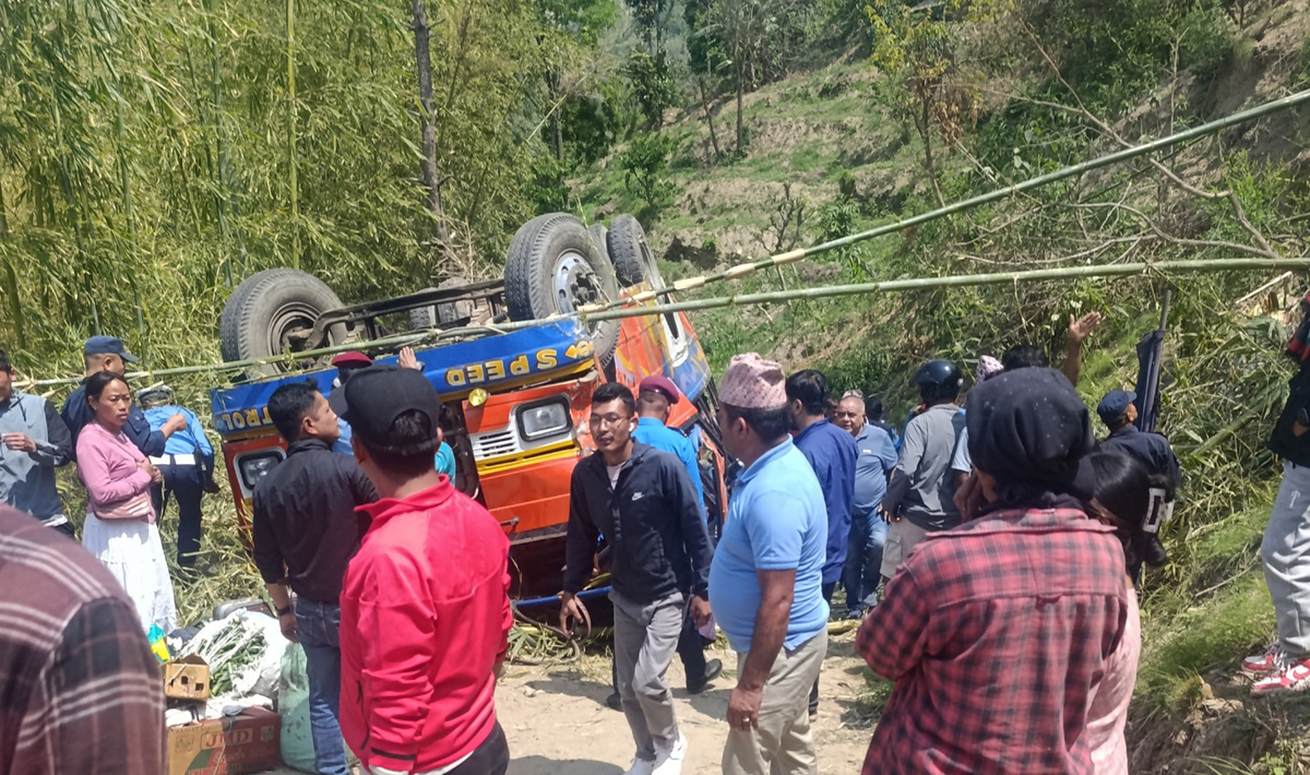 अपडेटः धरानबाट हिँडेको बस दुर्घटनाः धरान-१३ का घाइते चालकको पनि धरानमा उपचारका क्रममा मृत्यु