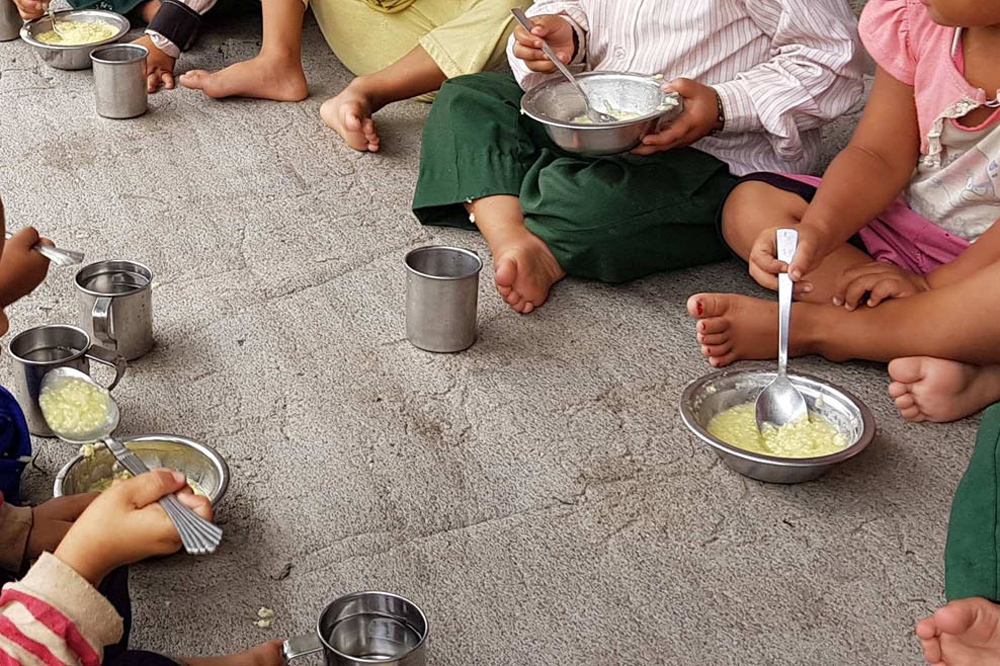 विद्यार्थीलाई थोरै खाजा !