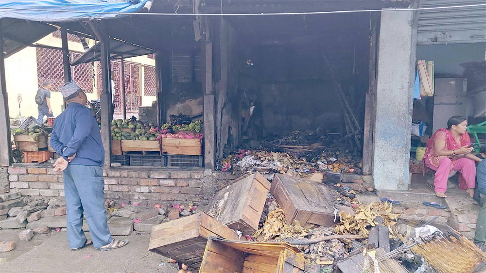 धरानको तरकारी बजारमा आगलागी, ७ लाखको क्षति, जीर्ण टहरा मर्मतमा ध्यान दिनुपर्नेमा जोड
