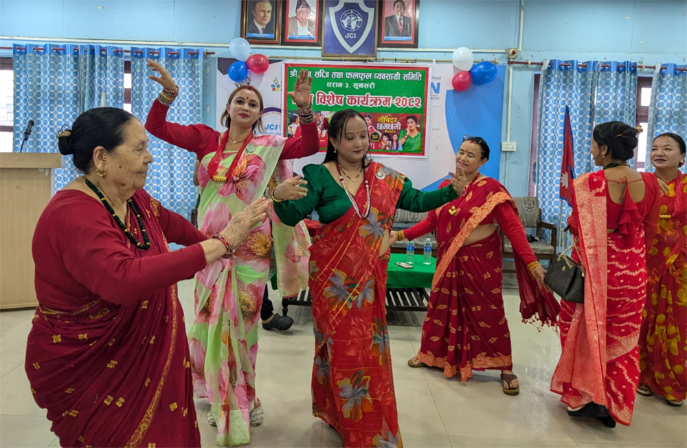 धरानमा तीज लाग्यो, भानुसब्जीको पहिलोपल्ट तीज, ७२ वर्षीय महिला नगदसहित सम्मानित
