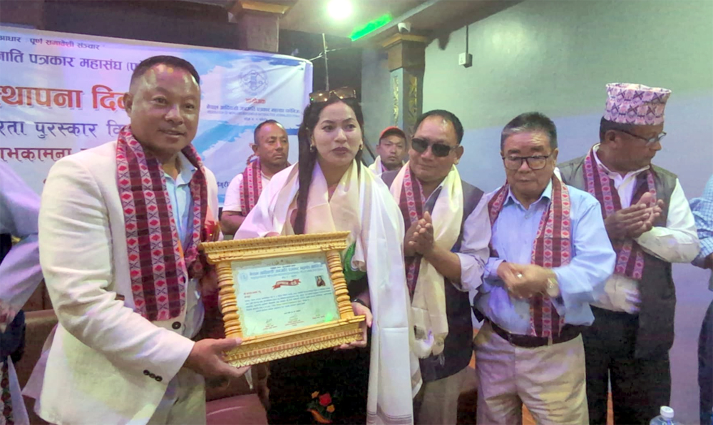 धरानमा आदिवासी जनजाति पत्रकार संघद्वारा दुईजना पत्रकारलाई नगदसहित सम्मान