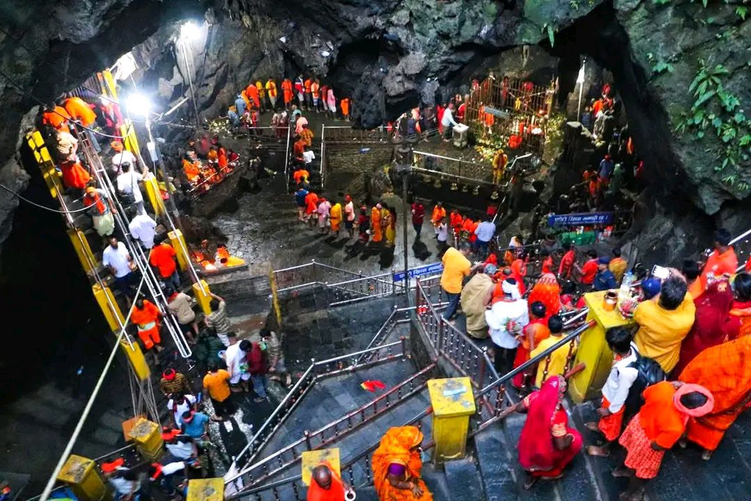 हलेसीबाट फर्किएका गाडी भीरमा खस्यो, १८ जना घाइते