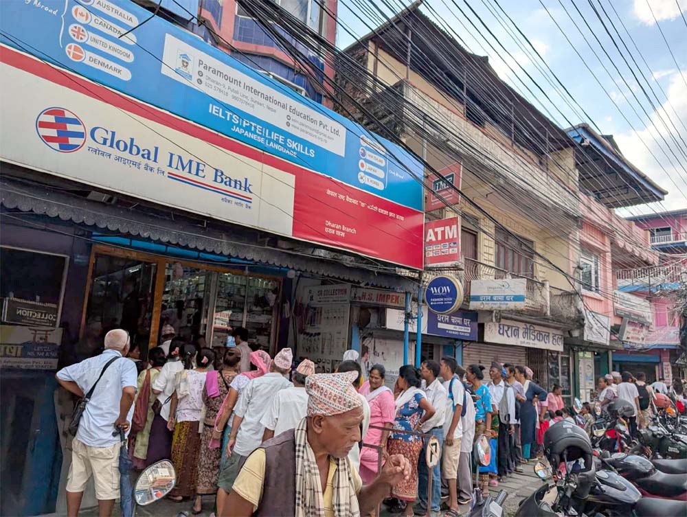 धरानमा वृद्धभत्ता बुझ्न सास्ती, घण्टौंसम्म लाइन बस्नुपर्ने बाध्यता