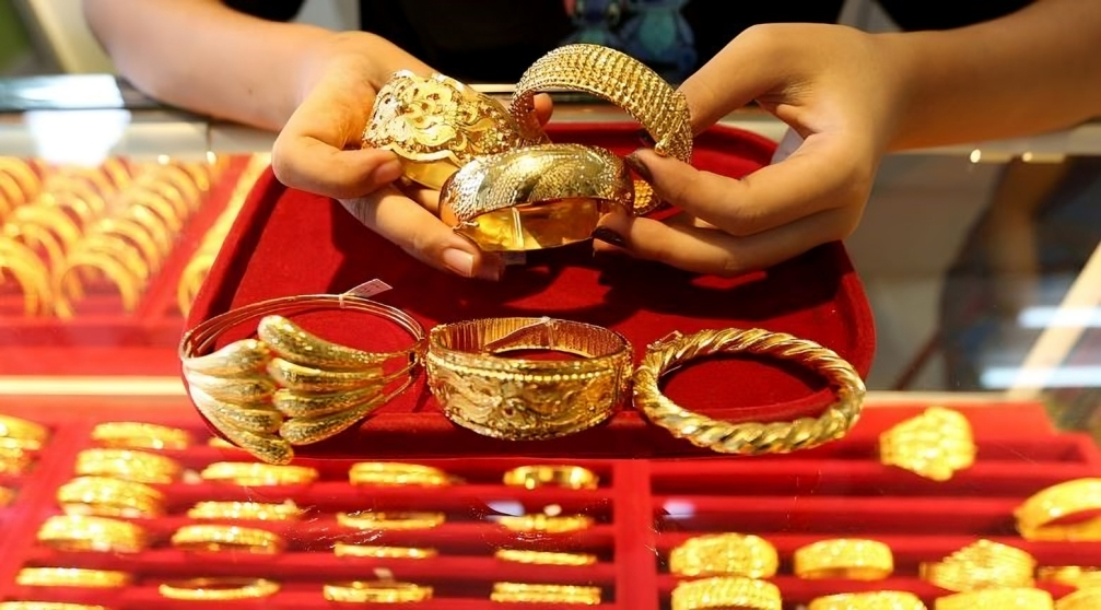 सुन बेच्नेदेखि घरधनीसम्मले छल्छन् राजश्व