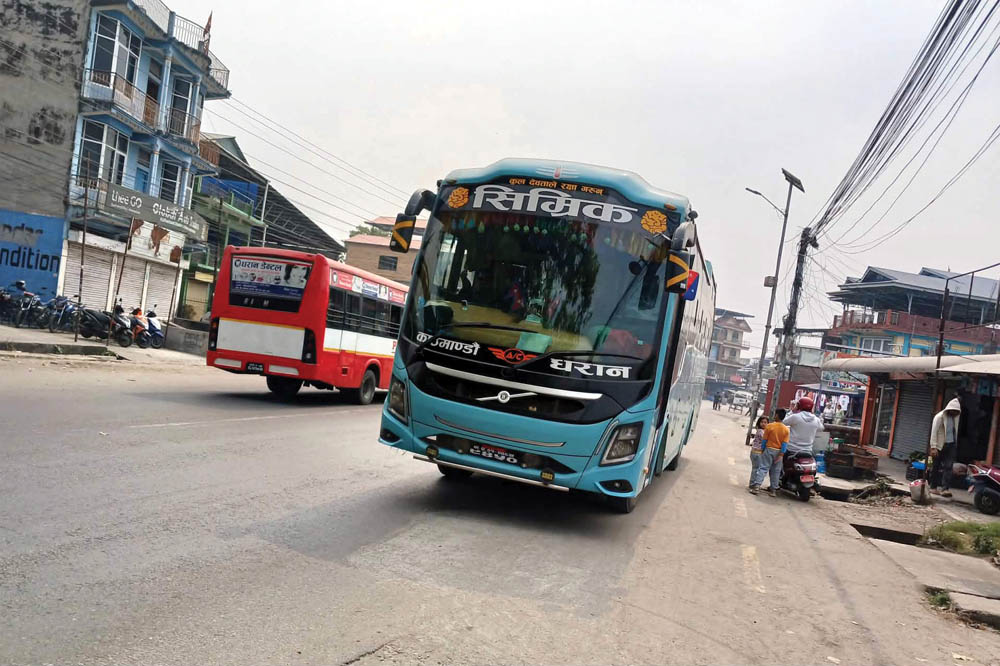 धरान-काठमाडौं चल्ने बसमा चुनावको मुखमा लुटधन्दा, मनपरी भाडा असुली