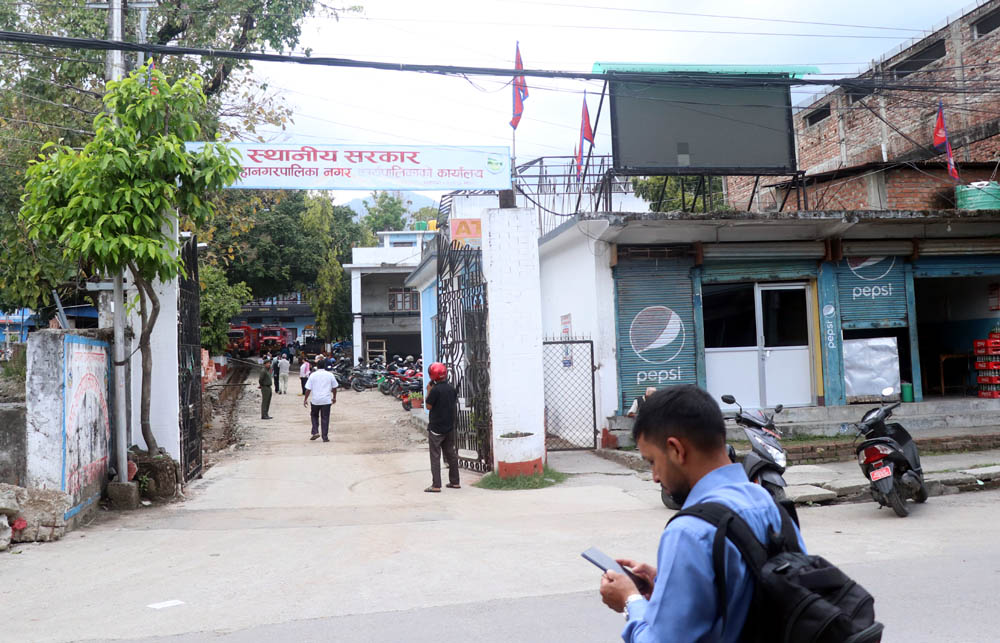 धरान उपमहानगरपालिकामा प्रधानमन्त्री बालेनले तोकेको समयमा आउँदैनन् कर्मचारी