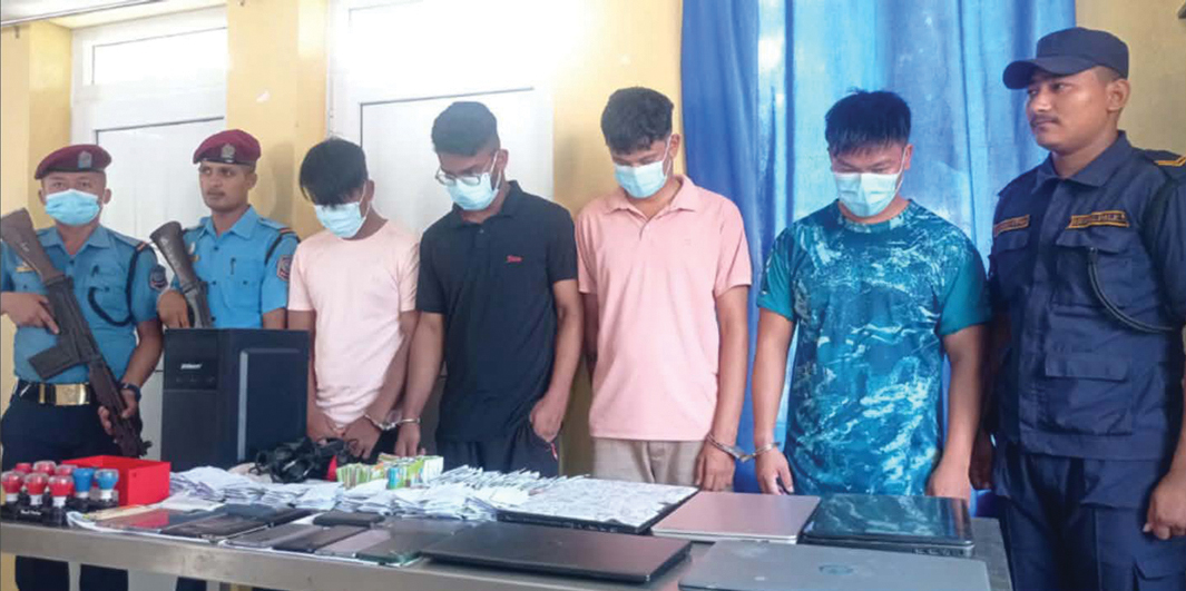 धरानमा अनलाइन जुवा खुल्ने र खेलाउने १० जना समातिए