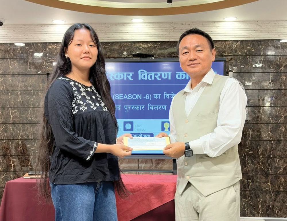 धरानमा गाएर, नाचेर, बोलेर जित्ने विद्यार्थीलाई एक लाखका दरले पैसा बाँडियो