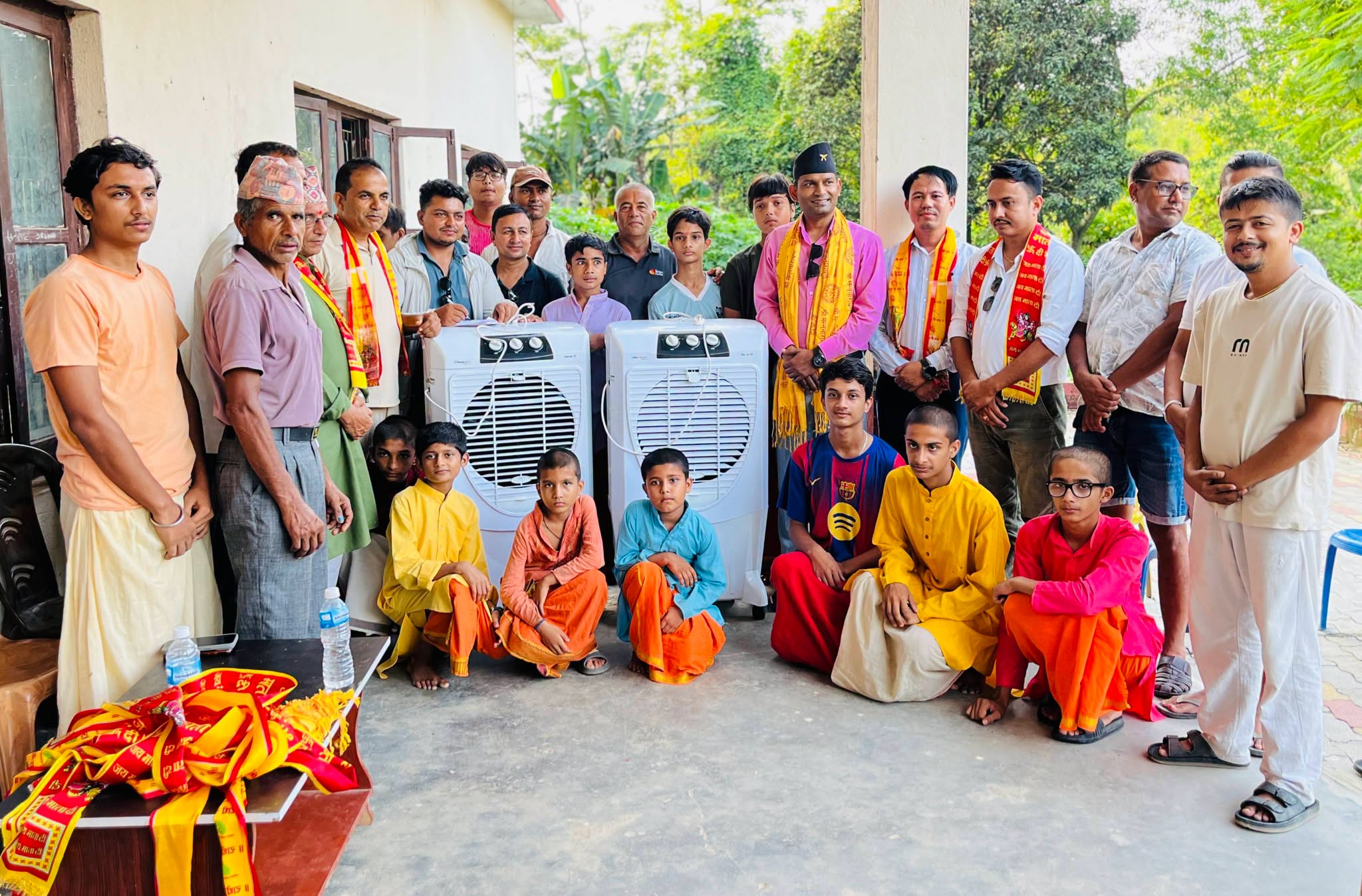 एभरेष्ट हाईपर मार्केटद्वारा गुरूकुलका बटुकलाई कुलर सहयोग