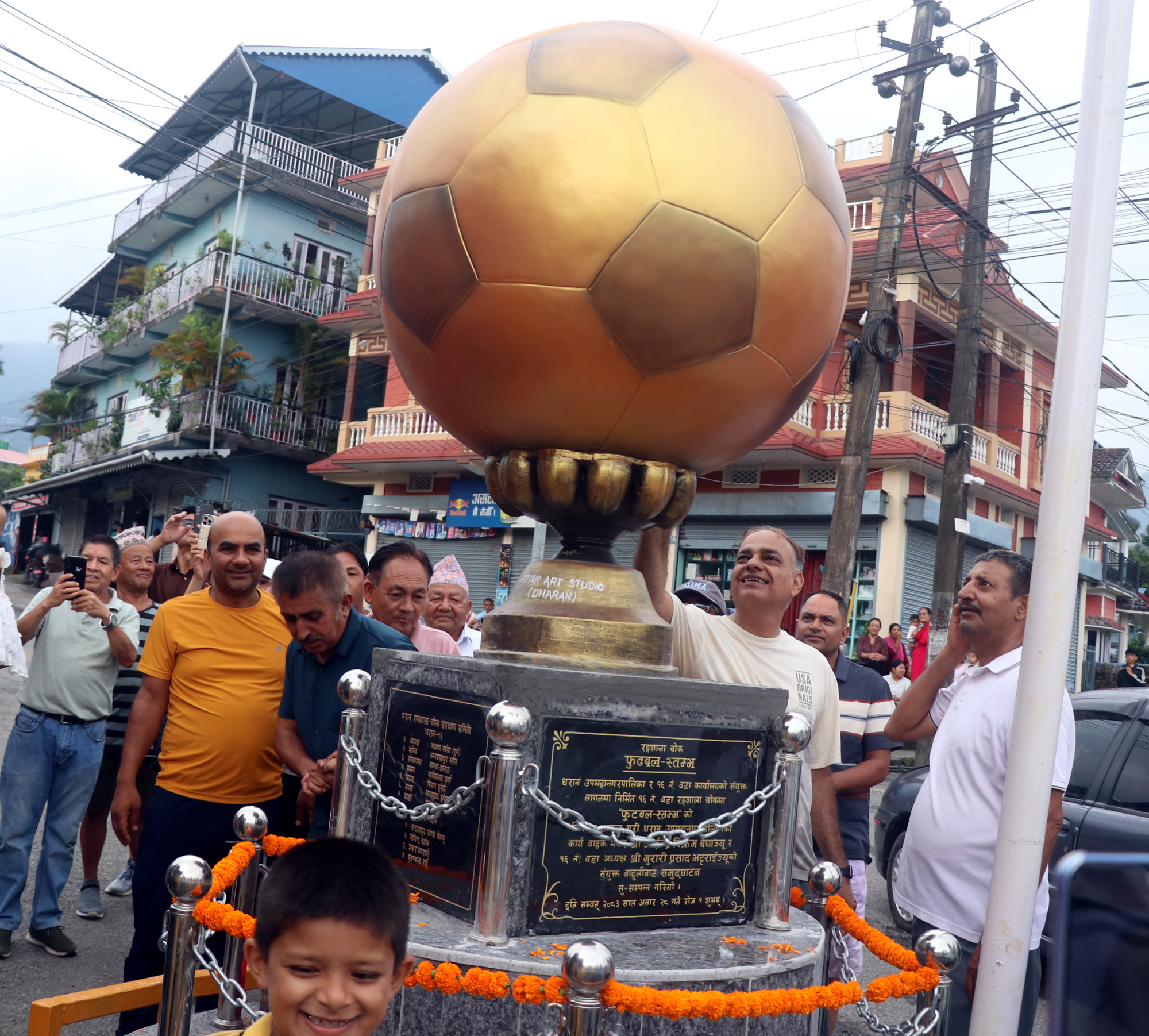 धरान रंगशाला चोकमा ‘फुटबल स्तम्भ’ निर्माण, अब चोक सिसी क्यामेराको निगरानीमा