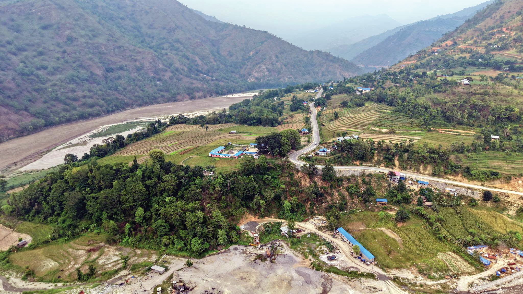 धरानदेखि हिँडेका सवारी साधन खोला बढेपछि तमोर कोरिडोरमा रोकिए