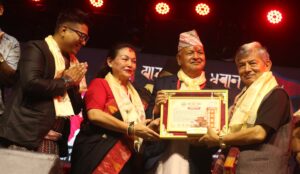 धरानका वरिष्ठ कलाकार मदनकृष्ण श्रेष्ठ सम्मानित, संगीतमा झुम्यो धरान